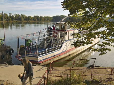 ...a spokojeně se vrací domů. Loď neztroskotala!