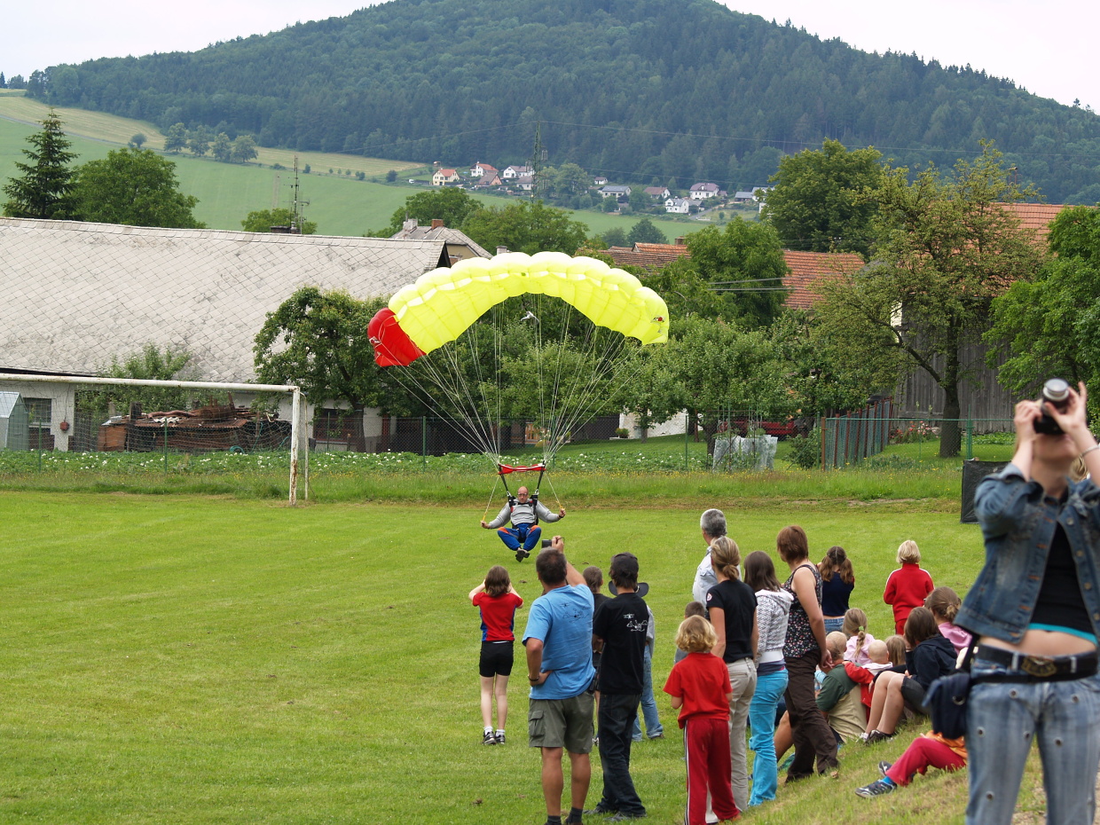  Na kole z Čech do Bavor 2009 - seskok parašutistů 2.jpg