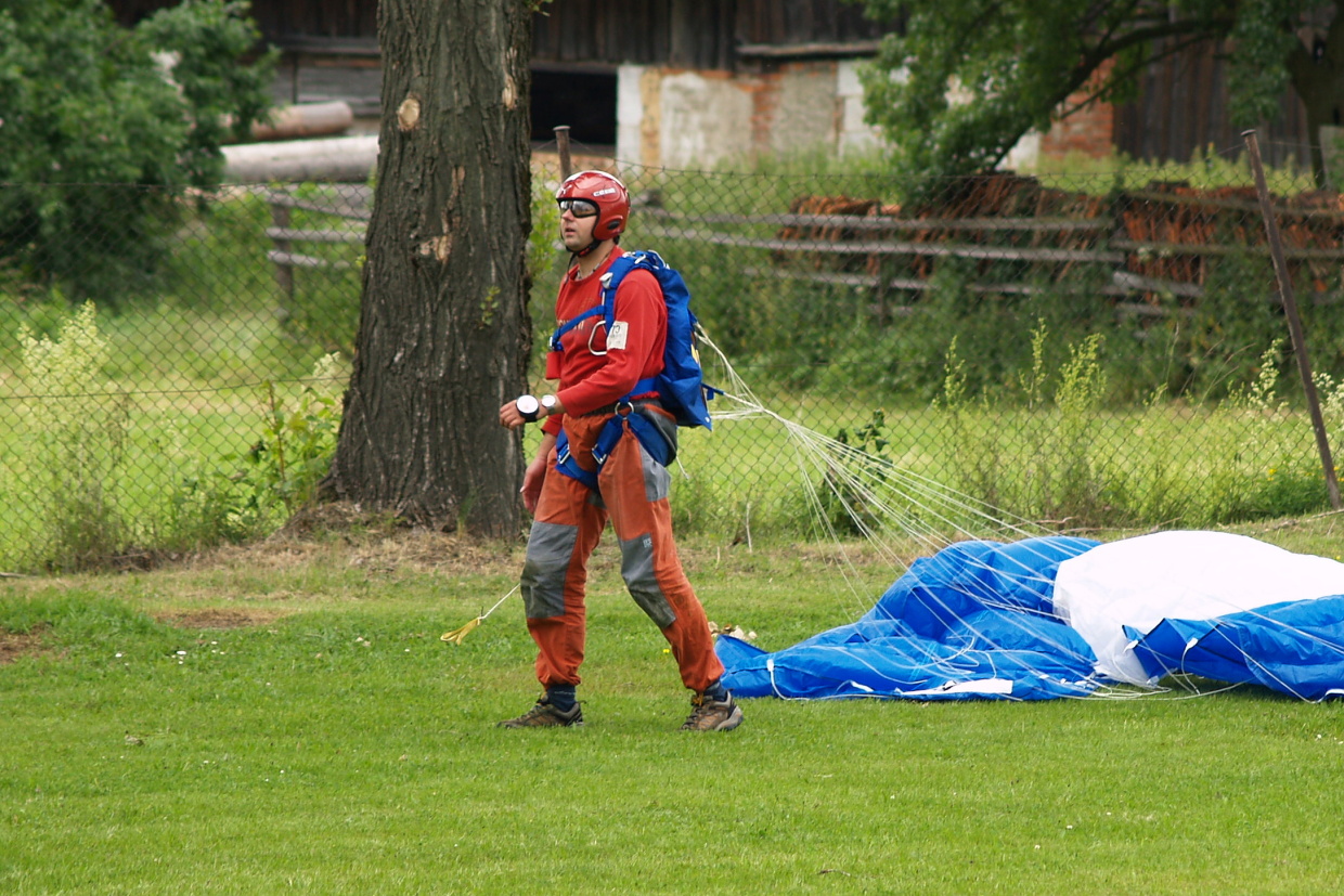  Na kole z Čech do Bavor 2009 - seskok parašutistů 7.jpg