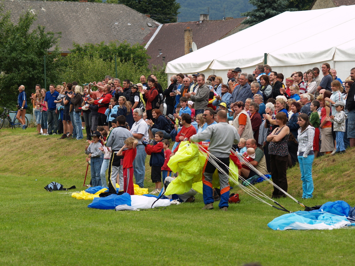  Na kole z Čech do Bavor 2009 - seskok parašutistů 12.jpg