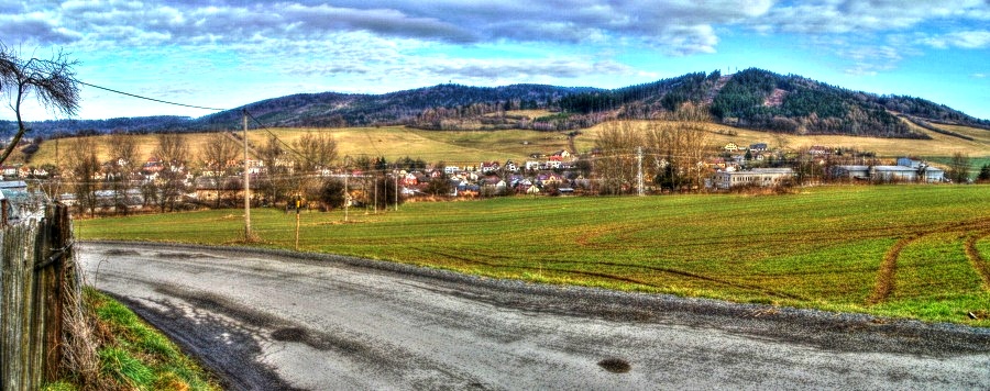 Pod námi je panoráma výběžku Švihovské pohorkatiny a Brnířov.