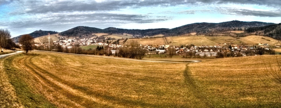 Totéž jako na předchozí fotce, jen z větší výšky od lesa nad Brnířovem. Vlevo je Kdyně.