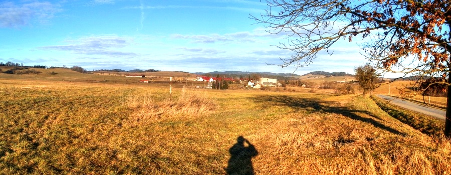 Hyršov, vesnička téměř na hranici.