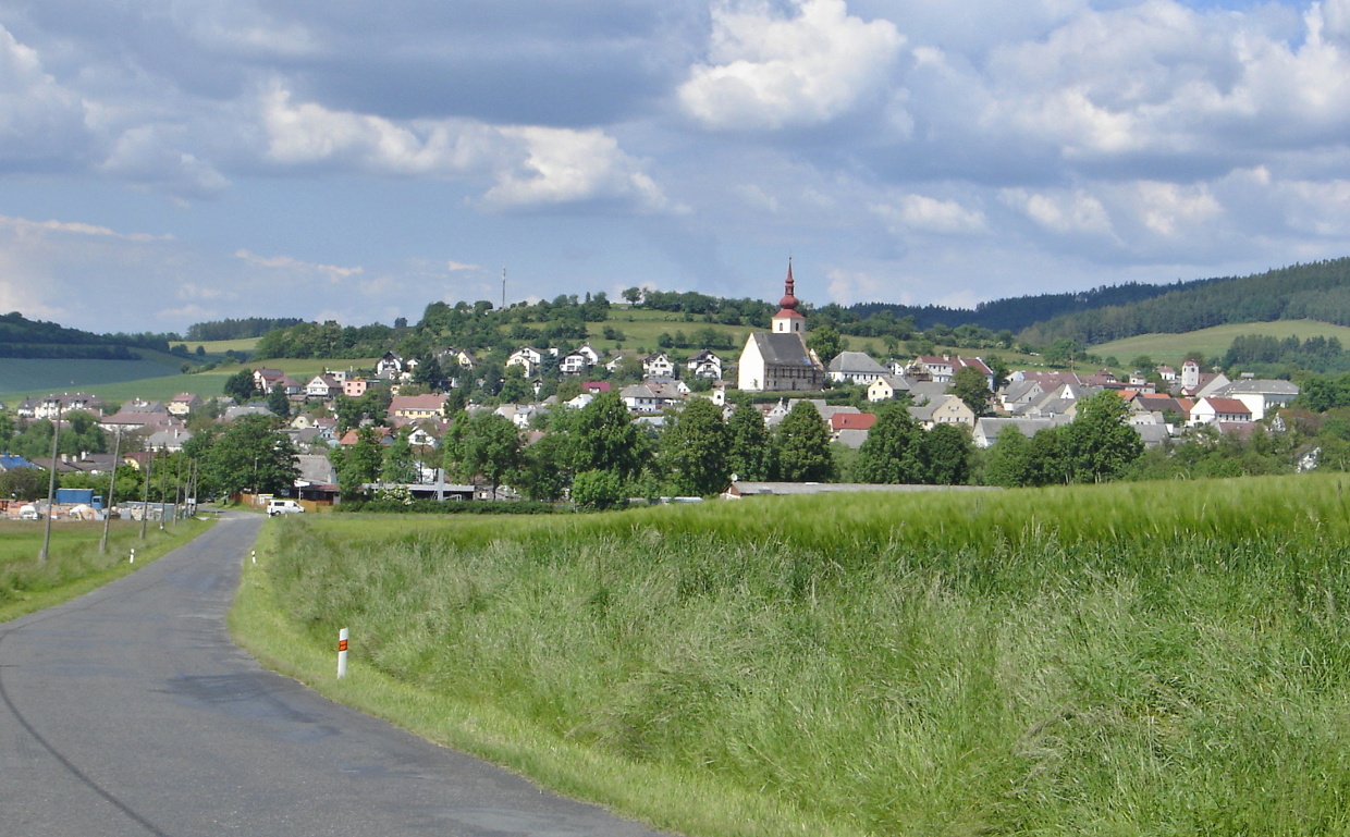 Před sebou mám Strážov, na kole jsem tam ještě nebyl.