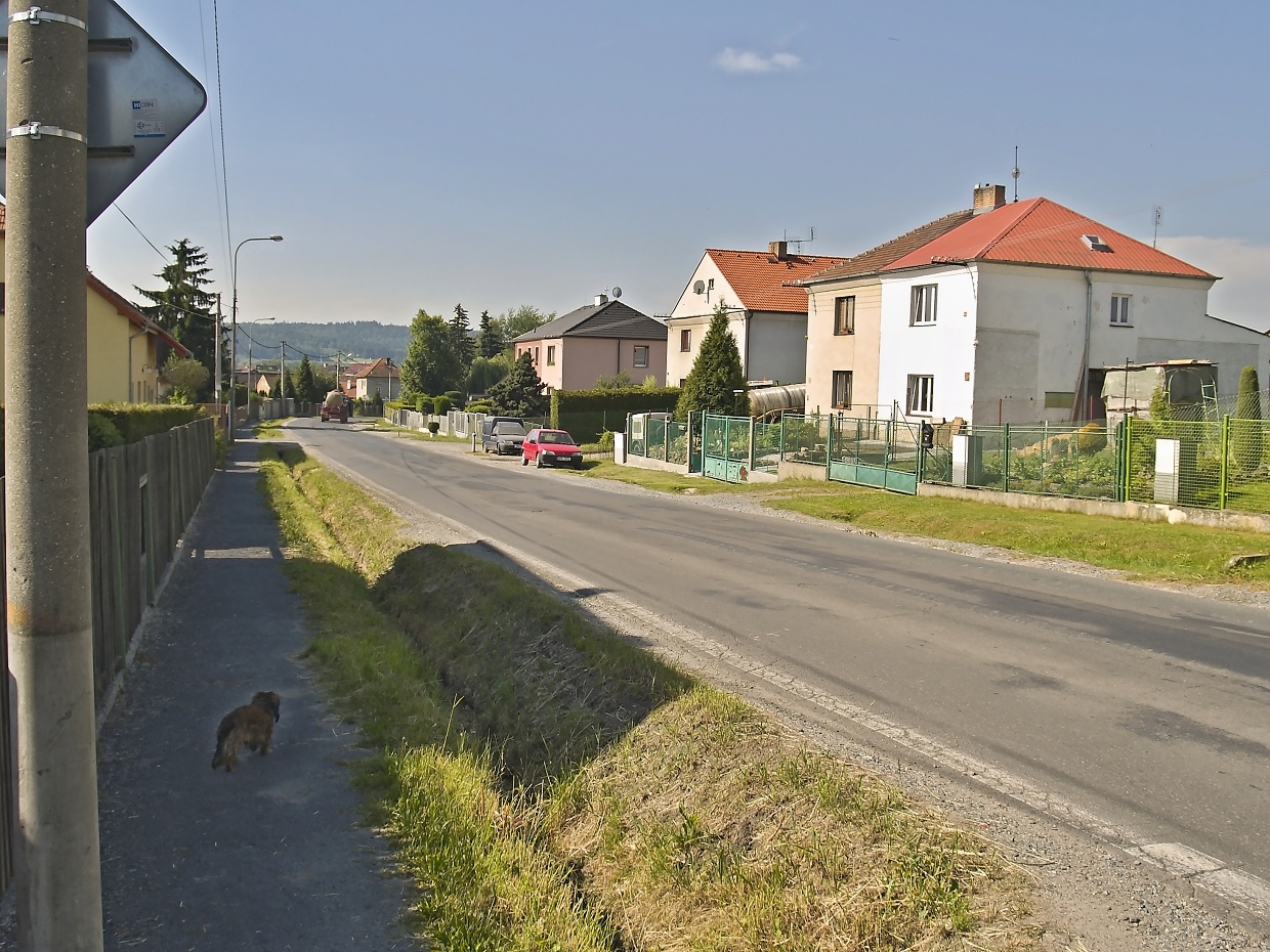 Jsme ve Lhotě, hlavní ulice do Dobřan. V těchto místech bydlel můj strejda. 