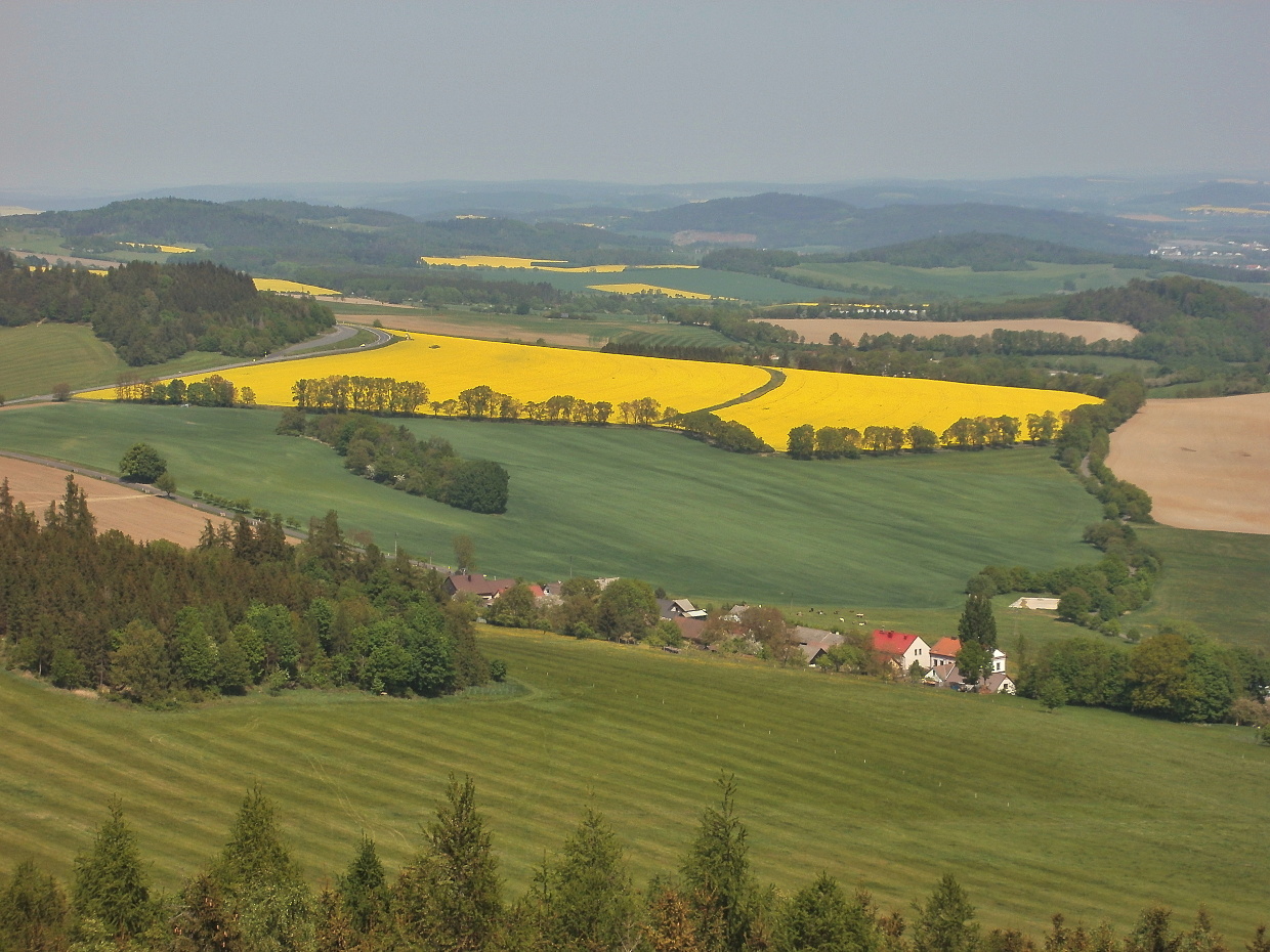 Ještě jednou Dlažov, vlevo vedle řepkového pole silnice a parkoviště Vráž.